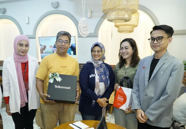 Kunjungan Direktur Utama Telkom Dian Siswarini (tengah) ke GraPARI Pahlawan Semarang. Foto: Telkom Indonesia