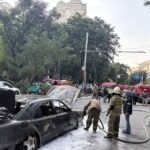 Penampakan mobil Mercedes Benz nopol B 1436 ZDY hangus terbakar di kawasan Permata Hijau, No. 8, Blok B, RT 008/RW 02, Grogol Utara, Kebayoran Lama, Jakarta Selatan, sekitar lampu merah Apartemen Permata Hijau, Rabu (18/3/2026) sore. Sejumlah petugas Damkar setempat bergegas memadamkan di lokasi. Foto: Joesvicar Iqbal/ipol.id