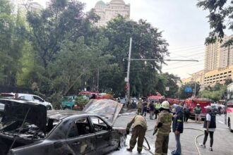Penampakan mobil Mercedes Benz nopol B 1436 ZDY hangus terbakar di kawasan Permata Hijau, No. 8, Blok B, RT 008/RW 02, Grogol Utara, Kebayoran Lama, Jakarta Selatan, sekitar lampu merah Apartemen Permata Hijau, Rabu (18/3/2026) sore. Sejumlah petugas Damkar setempat bergegas memadamkan di lokasi. Foto: Joesvicar Iqbal/ipol.id