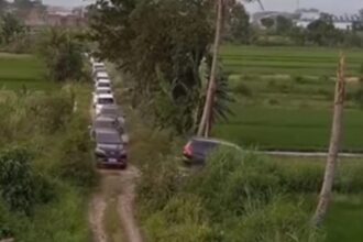 Niat cari jalan tercepat, ratusan pemudik justru nyasar ke tengah sawah di Sleman gara-gara mengikuti navigasi digital Antrean mobil pun mengular di jalan sempit, hingga warga turun tangan membantu. Foto: Tangkap layar IG @baturajaupdate