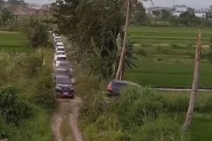 Niat cari jalan tercepat, ratusan pemudik justru nyasar ke tengah sawah di Sleman gara-gara mengikuti navigasi digital Antrean mobil pun mengular di jalan sempit, hingga warga turun tangan membantu. Foto: Tangkap layar IG @baturajaupdate