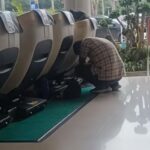 Remaja 17 tahun yang bekerja di kursi pijat Stasiun Gubeng menangis setelah dituduh mencuri gelang emas pelanggan. Pihak pengelola menyebut rekaman CCTV tidak menemukan bukti pencurian. Foto:TikTok @satrianoalvetris