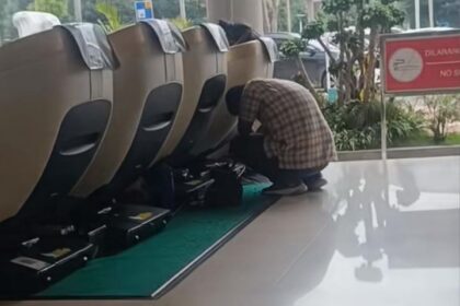 Remaja 17 tahun yang bekerja di kursi pijat Stasiun Gubeng menangis setelah dituduh mencuri gelang emas pelanggan. Pihak pengelola menyebut rekaman CCTV tidak menemukan bukti pencurian. Foto:TikTok @satrianoalvetris