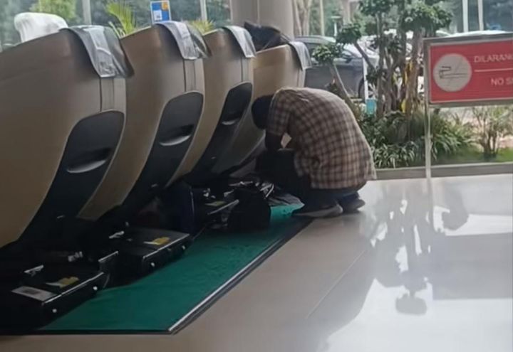 Remaja 17 tahun yang bekerja di kursi pijat Stasiun Gubeng menangis setelah dituduh mencuri gelang emas pelanggan. Pihak pengelola menyebut rekaman CCTV tidak menemukan bukti pencurian. Foto:TikTok @satrianoalvetris