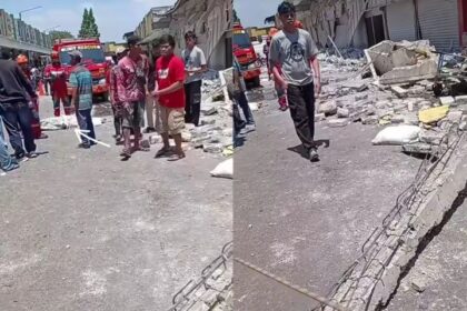 Suasana Pasar Sehat Soreang mendadak panik setelah kanopi di blok 3 ambruk dan menimpa warga. Empat orang menjadi korban, satu di antaranya meninggal dunia. Foto: Tangkap layar IG @infojawabarat