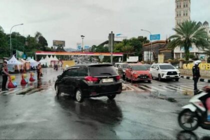 Polisi berlakukan one way di jalur Puncak Bogor. Foto: dok. Korlantas Polri