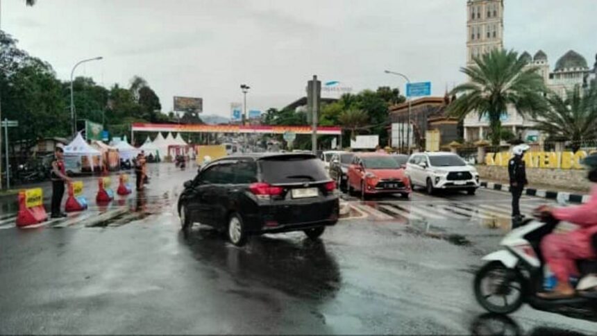 Polisi berlakukan one way di jalur Puncak Bogor. Foto: dok. Korlantas Polri