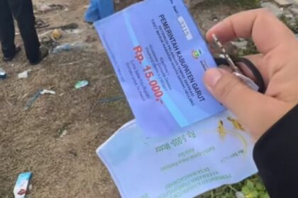 Seorang pengunjung wisatawan mengaku diminta bayar hingga Rp45 ribu per motor saat berkunjung ke Pantai Sayang Heulang, Garut padahal tarif resmi jauh lebih murah. Foto: Tangkap layar TikTok @Yhaniiyhuniitta