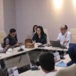 Ketua Lembaga Perlindungan Saksi dan Korban (LPSK), Achmadi dan jajaran saat menerima kedatangan keluarga almarhum Ermanto Usman (korban pembunuhan) pemohon perlindungan didampingi Anggota Komisi XIII Rieke Diah Pitaloka di kantor LPSK Jakarta Timur, Kamis (5/3/2026). Foto: Ist