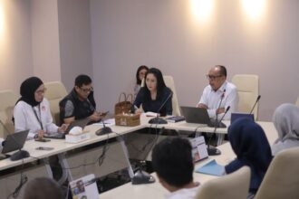 Ketua Lembaga Perlindungan Saksi dan Korban (LPSK), Achmadi dan jajaran saat menerima kedatangan keluarga almarhum Ermanto Usman (korban pembunuhan) pemohon perlindungan didampingi Anggota Komisi XIII Rieke Diah Pitaloka di kantor LPSK Jakarta Timur, Kamis (5/3/2026). Foto: Ist