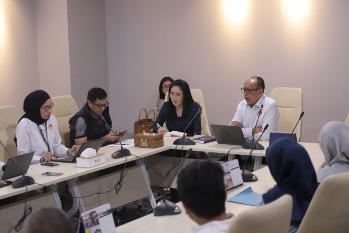 Ketua Lembaga Perlindungan Saksi dan Korban (LPSK), Achmadi dan jajaran saat menerima kedatangan keluarga almarhum Ermanto Usman (korban pembunuhan) pemohon perlindungan didampingi Anggota Komisi XIII Rieke Diah Pitaloka di kantor LPSK Jakarta Timur, Kamis (5/3/2026). Foto: Ist