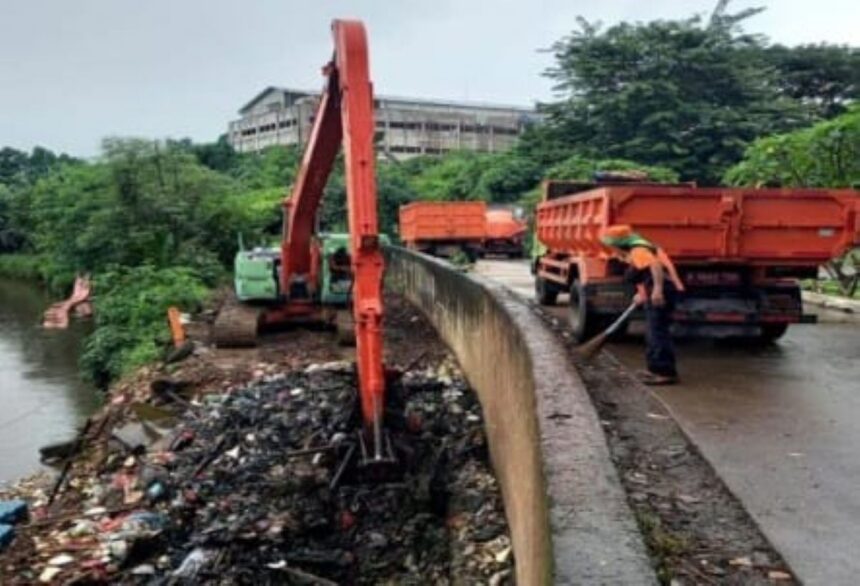 Emplasemen sampah atau tempat penampungan sampah sementara di TPU Tanah Kusir, Kecamatan Pesanggrahan, Jakarta Selatan, Jumat (27/3/2026), bakal ditutup permanen oleh Dinas Lingkungan Hidup Provinsi DKI Jakarta. Foto: Ist