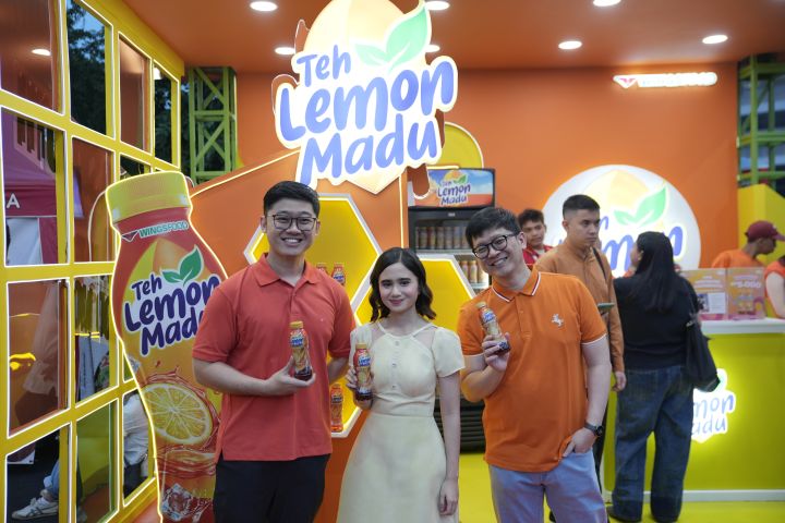 [Ki-Ka] Brian Hartono Senior Product Manager Beverage WINGS, Tissa Biani Brand Ambassador Teh Lemon Madu, Joshua Gunawan, Head of Ready to Drink Beverage WINGS Food,