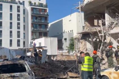 Lokasi serangan rudal Iran di Tel Aviv, Israel, Selasa (24/3/2026). Foto: Tangkapan layar X @bar_peleg