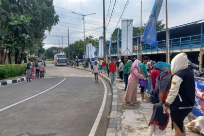 Sejumlah penumpang tiba di Terminal Kampung Rambutan, Jakarta Timur, mengalami lonjakan penumpang signifikan tiba pada H+3 arus balik libur Lebaran 2026, Rabu (25/3/2026). Foto: Joesvicar Iqbal/ipol.id