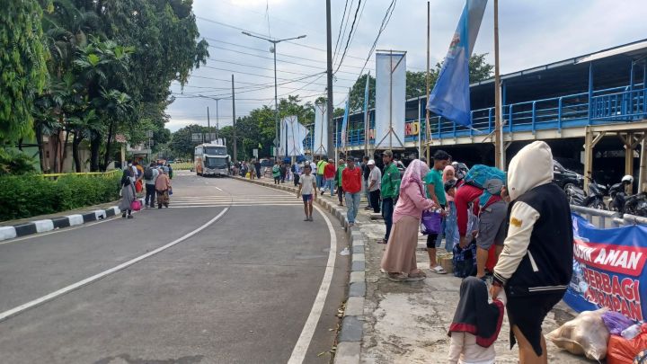Sejumlah penumpang tiba di Terminal Kampung Rambutan, Jakarta Timur, mengalami lonjakan penumpang signifikan tiba pada H+3 arus balik libur Lebaran 2026, Rabu (25/3/2026). Foto: Joesvicar Iqbal/ipol.id