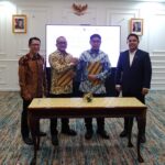(kiri ke kanan) Direktur Business & Marketing PT Finnet Indonesia Aziz Sidqi, Direktur Utama PT Finnet Indonesia Rakhmad Tunggal Afifuddin, Direktur Jenderal Pemberdayaan Kementrian Perlindungan Pekerja Migran Indonesia Dr. Muh. Fachri, S.STP., M.Si., ??Wakil Menteri Perlindungan Pekerja Migran Indonesia Dzulfikar Ahmad Tawalla, S.Pd, M.I.Kom. saat penandatanganan Perjanjian Kerja Sama (PKS) antara Finnet dengan Kementerian Pelindungan Pekerja Migran Indonesia (KP2MI). Foto: Telkom Indonesia