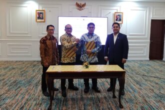 (kiri ke kanan) Direktur Business & Marketing PT Finnet Indonesia Aziz Sidqi, Direktur Utama PT Finnet Indonesia Rakhmad Tunggal Afifuddin, Direktur Jenderal Pemberdayaan Kementrian Perlindungan Pekerja Migran Indonesia Dr. Muh. Fachri, S.STP., M.Si., ??Wakil Menteri Perlindungan Pekerja Migran Indonesia Dzulfikar Ahmad Tawalla, S.Pd, M.I.Kom. saat penandatanganan Perjanjian Kerja Sama (PKS) antara Finnet dengan Kementerian Pelindungan Pekerja Migran Indonesia (KP2MI). Foto: Telkom Indonesia