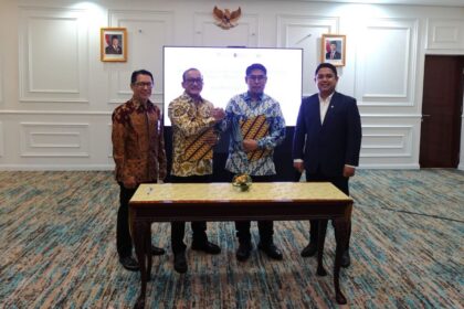 (kiri ke kanan) Direktur Business & Marketing PT Finnet Indonesia Aziz Sidqi, Direktur Utama PT Finnet Indonesia Rakhmad Tunggal Afifuddin, Direktur Jenderal Pemberdayaan Kementrian Perlindungan Pekerja Migran Indonesia Dr. Muh. Fachri, S.STP., M.Si., ??Wakil Menteri Perlindungan Pekerja Migran Indonesia Dzulfikar Ahmad Tawalla, S.Pd, M.I.Kom. saat penandatanganan Perjanjian Kerja Sama (PKS) antara Finnet dengan Kementerian Pelindungan Pekerja Migran Indonesia (KP2MI). Foto: Telkom Indonesia