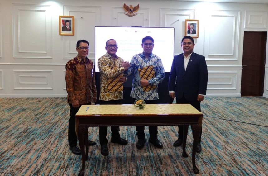 (kiri ke kanan) Direktur Business & Marketing PT Finnet Indonesia Aziz Sidqi, Direktur Utama PT Finnet Indonesia Rakhmad Tunggal Afifuddin, Direktur Jenderal Pemberdayaan Kementrian Perlindungan Pekerja Migran Indonesia Dr. Muh. Fachri, S.STP., M.Si., ??Wakil Menteri Perlindungan Pekerja Migran Indonesia Dzulfikar Ahmad Tawalla, S.Pd, M.I.Kom. saat penandatanganan Perjanjian Kerja Sama (PKS) antara Finnet dengan Kementerian Pelindungan Pekerja Migran Indonesia (KP2MI). Foto: Telkom Indonesia
