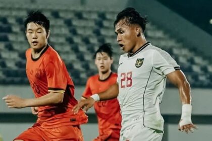 Timnas Indonesia U17 saat uji coba internasional melawan China, di Stadion Indomilk Arena Tangerang, Minggu (8/2/2026). Foto: dok. Timnas Indonesia
