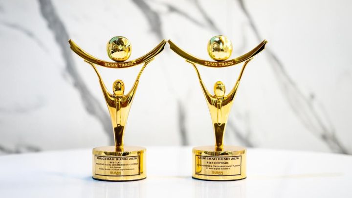 CEO Nuon Digital Indonesia Aris Sudewo menerima dua penghargaan dalam ajang Anugerah BUMN 2026. Foto: Telkom Indonesia