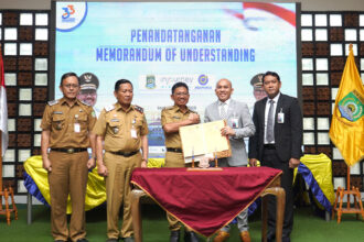 Wali Kota Tangerang Sachrudin berfoto bersama usai penandatanganan MoU pengembangan Simpang Susun Kunciran dengan InJourney Airports dan PT Jasa Marga (Persero) Tbk di Puspem Kota Tangerang, Senin (2/3/2026). (Dok. Alam Sutera)