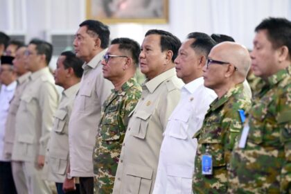 Mendagri Muhammad Tito Karnavian mendampingi Presiden Prabowo Subianto memberikan arahan pada Kursus Pemantapan Pimpinan Daerah bagi Ketua DPRD seluruh Indonesia di Kompleks Akademi Militer Magelang, Jawa Tengah, Sabtu (18/4/2026). Foto: Kemendagri
