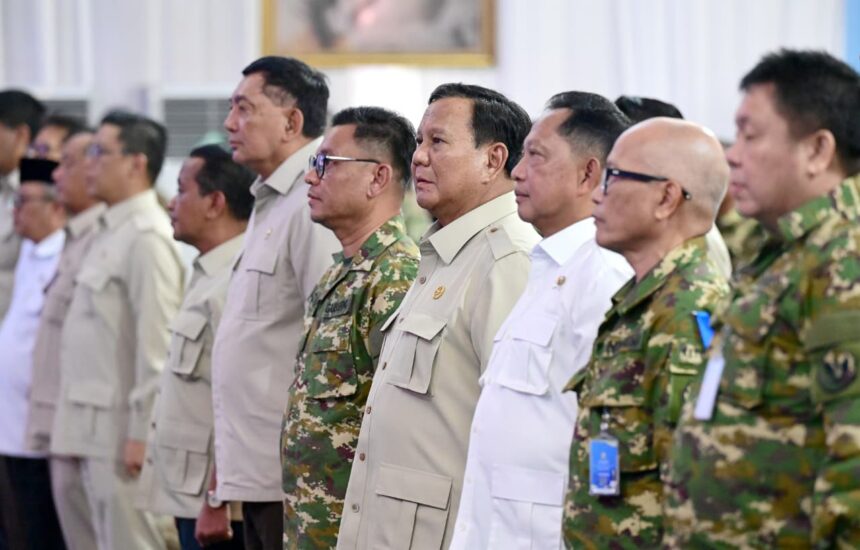 Mendagri Muhammad Tito Karnavian mendampingi Presiden Prabowo Subianto memberikan arahan pada Kursus Pemantapan Pimpinan Daerah bagi Ketua DPRD seluruh Indonesia di Kompleks Akademi Militer Magelang, Jawa Tengah, Sabtu (18/4/2026). Foto: Kemendagri