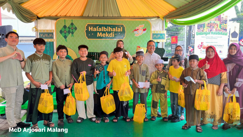 Rayakan 35 Tahun Kebersamaan, McDonald’s Indonesia Gelar Open House Idulfitri di 10 Restoran 2 Suasana Open House Idulfitri di berbagai restoran McDonald’s Indonesia dipadati pengunjung sepanjang rangkaian acara. Ribuan masyarakat hadir dan larut dalam momen halalbihalal, bersilaturahmi, dan berbagi tawa, serta menikmati kebersamaan layaknya berkumpul bersama keluarga. Interaksi hangat yang terjalin di setiap sudut restoran mencerminkan kuatnya antusiasme publik dalam merayakan Idulfitri bersama di ruang publik yang inklusif dan penuh semangat kekeluargaan yang menjadi bagian dari perjalanan McDonald’s Indonesia selama 35 tahun. (istimewa/dok. McDonald’s Indonesia).