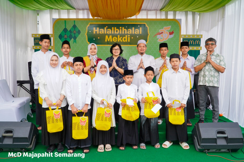 Rayakan 35 Tahun Kebersamaan, McDonald’s Indonesia Gelar Open House Idulfitri di 10 Restoran 2 Suasana Open House Idulfitri di berbagai restoran McDonald’s Indonesia dipadati pengunjung sepanjang rangkaian acara. Ribuan masyarakat hadir dan larut dalam momen halalbihalal, bersilaturahmi, dan berbagi tawa, serta menikmati kebersamaan layaknya berkumpul bersama keluarga. Interaksi hangat yang terjalin di setiap sudut restoran mencerminkan kuatnya antusiasme publik dalam merayakan Idulfitri bersama di ruang publik yang inklusif dan penuh semangat kekeluargaan yang menjadi bagian dari perjalanan McDonald’s Indonesia selama 35 tahun. (istimewa/dok. McDonald’s Indonesia).