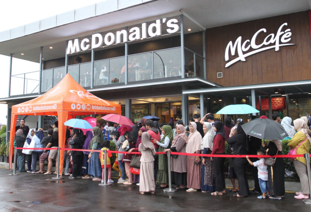 Rayakan 35 Tahun Kebersamaan, McDonald’s Indonesia Gelar Open House Idulfitri di 10 Restoran 2 Suasana Open House Idulfitri di berbagai restoran McDonald’s Indonesia dipadati pengunjung sepanjang rangkaian acara. Ribuan masyarakat hadir dan larut dalam momen halalbihalal, bersilaturahmi, dan berbagi tawa, serta menikmati kebersamaan layaknya berkumpul bersama keluarga. Interaksi hangat yang terjalin di setiap sudut restoran mencerminkan kuatnya antusiasme publik dalam merayakan Idulfitri bersama di ruang publik yang inklusif dan penuh semangat kekeluargaan yang menjadi bagian dari perjalanan McDonald’s Indonesia selama 35 tahun. (istimewa/dok. McDonald’s Indonesia).