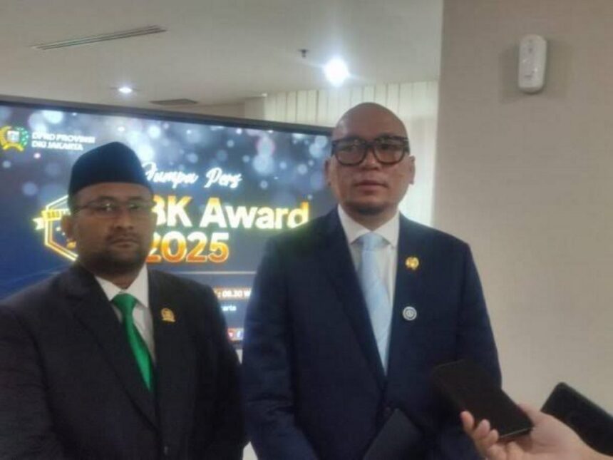 Anggota Komisi E DPRD DKI Jakarta, Yudha Permana (kanan).