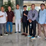 Ketua PPSBM, Bhisma Anggara Prayoga didampingi kuasa hukum dari Kantor Hukum Sugeng Teguh Santoso, Adyatma Prana Mulia, dan Muhamad Pilipus Tarigan, saat audiensi atas permasalahan kasus dugaan tindak pidana penipuan KSP Mekarsar di kantor Kemenkop, Selasa (14/4/2026). Foto: Joesvicar Iqbal/ipol.id