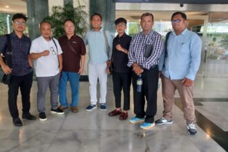 Ketua PPSBM, Bhisma Anggara Prayoga didampingi kuasa hukum dari Kantor Hukum Sugeng Teguh Santoso, Adyatma Prana Mulia, dan Muhamad Pilipus Tarigan, saat audiensi atas permasalahan kasus dugaan tindak pidana penipuan KSP Mekarsar di kantor Kemenkop, Selasa (14/4/2026). Foto: Joesvicar Iqbal/ipol.id