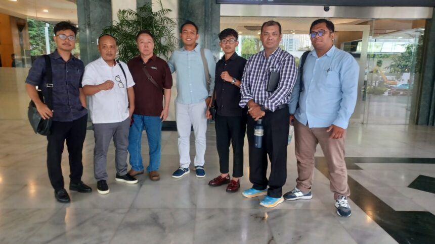 Ketua PPSBM, Bhisma Anggara Prayoga didampingi kuasa hukum dari Kantor Hukum Sugeng Teguh Santoso, Adyatma Prana Mulia, dan Muhamad Pilipus Tarigan, saat audiensi atas permasalahan kasus dugaan tindak pidana penipuan KSP Mekarsar di kantor Kemenkop, Selasa (14/4/2026). Foto: Joesvicar Iqbal/ipol.id