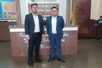 Penasihat Hukum Rendy Brahmantyo, Kantor Hukum Gani Djemat & Partners, Denny Ompusunggu di Mapolres Metro Jakarta Selatan, Selasa (31/3/2026). Foto: Joesvicar Iqbal/ipol.id