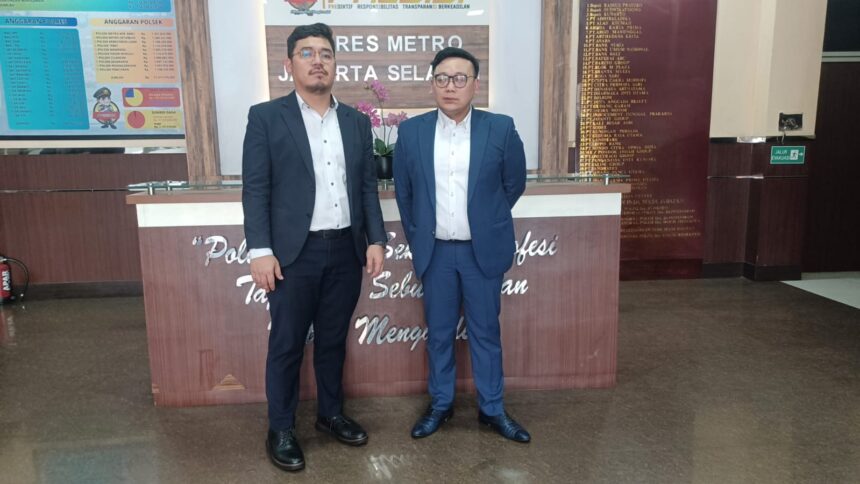 Penasihat Hukum Rendy Brahmantyo, Kantor Hukum Gani Djemat & Partners, Denny Ompusunggu di Mapolres Metro Jakarta Selatan, Selasa (31/3/2026). Foto: Joesvicar Iqbal/ipol.id