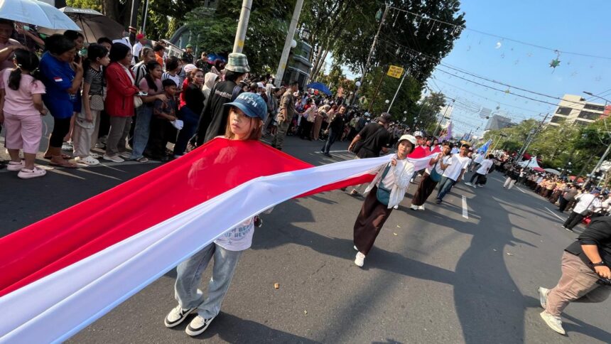 Bendera Merah Putih terbentang di Karnaval Paskah Kota Semarang. Foto: Ist