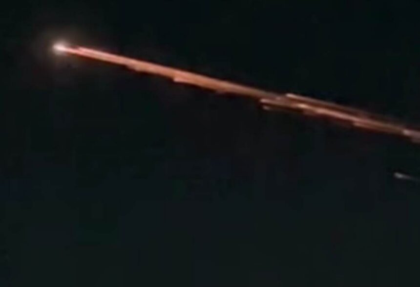 Benda bercahaya lintasi langit Lampung, Sabtu (4/4/2026) malam. Foto: Tangkapan layar Instagram @lampuung