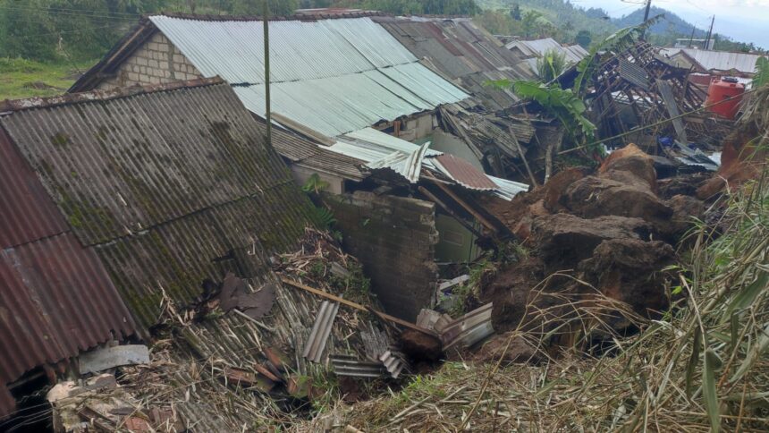 Longsor menimpa rumah di wilayah Kecamatan Mrebet, Kabupaten Purbalingga, Jawa Tengah, Minggu (12/4/2026). Foto: BPBD Kabupaten Purbalingga