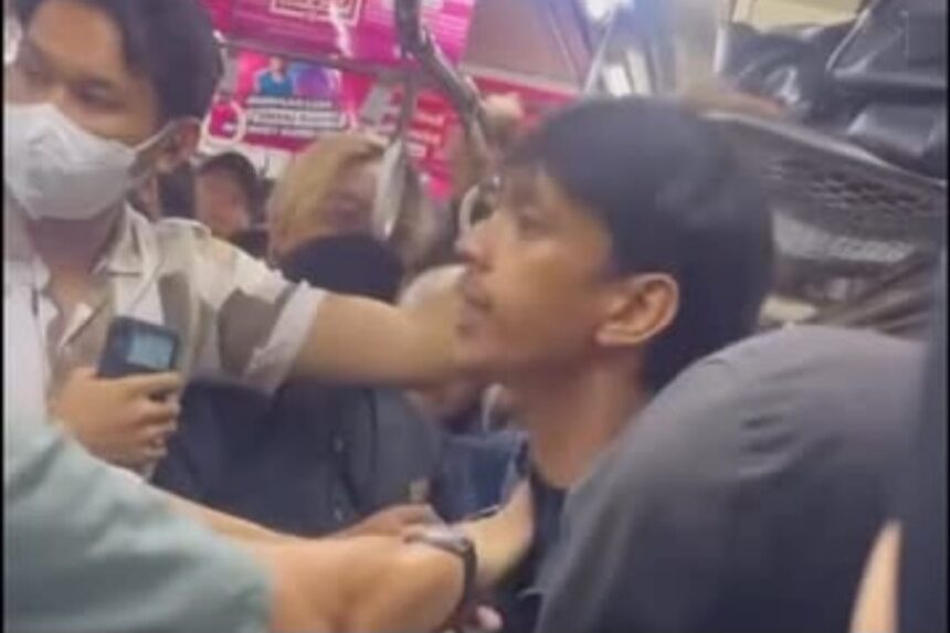 Keributan dua pria di dalam KRL. Foto: Tangkapan layar Instagram @dramakrlcommuterline