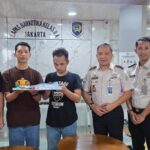 Kepala Lapas Narkotika Jakarta, Syarpani dan jajaran saat mengamankan pengunjung yang menyelundupkan 24 paket sabu, Kamis (16/4/2026). Foto: Ist