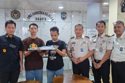 Kepala Lapas Narkotika Jakarta, Syarpani dan jajaran saat mengamankan pengunjung yang menyelundupkan 24 paket sabu, Kamis (16/4/2026). Foto: Ist