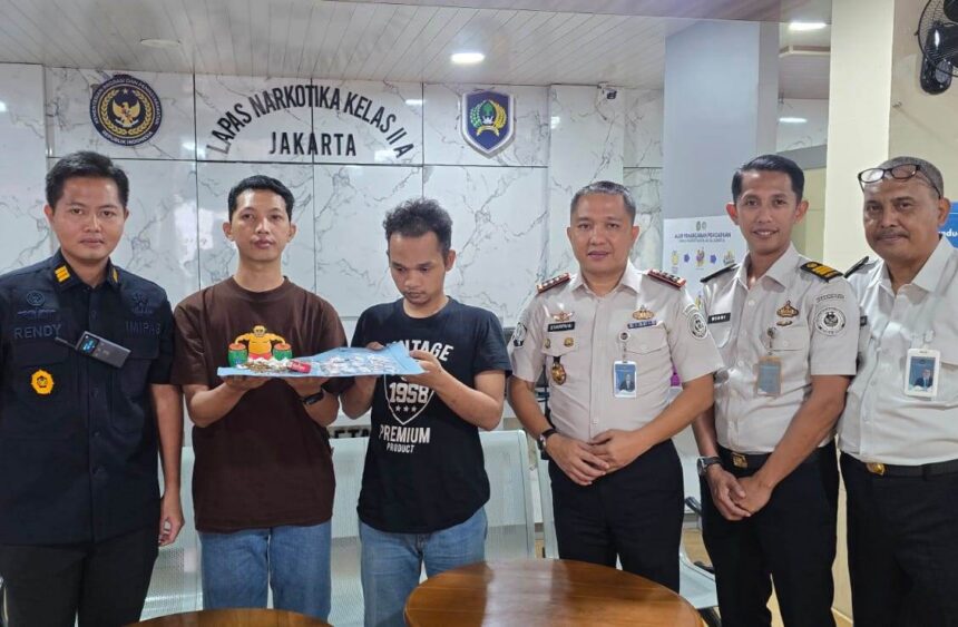 Kepala Lapas Narkotika Jakarta, Syarpani dan jajaran saat mengamankan pengunjung yang menyelundupkan 24 paket sabu, Kamis (16/4/2026). Foto: Ist