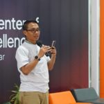 Direktur IT Digital Telkom Faizal Rochmad Djoemadi memberikan sambutan dalam agenda kunjungan kerja ke AI Center Makassar beberapa waktu lalu. Foto: Telkom Indonesia