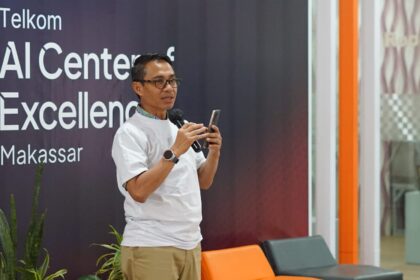 Direktur IT Digital Telkom Faizal Rochmad Djoemadi memberikan sambutan dalam agenda kunjungan kerja ke AI Center Makassar beberapa waktu lalu. Foto: Telkom Indonesia