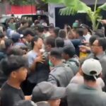 Kericuhan terjadi saat petugas juru sita pengadilan memasuki area eksekusi rumah di Jalan Mualim Aminudin, Kelurahan Cibubur, Kecamatan Ciracas, Kamis (23/4/2026). Foto: Joesvicar Iqbal/ipol.id