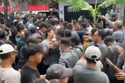 Kericuhan terjadi saat petugas juru sita pengadilan memasuki area eksekusi rumah di Jalan Mualim Aminudin, Kelurahan Cibubur, Kecamatan Ciracas, Kamis (23/4/2026). Foto: Joesvicar Iqbal/ipol.id