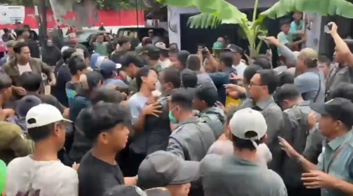 Kericuhan terjadi saat petugas juru sita pengadilan memasuki area eksekusi rumah di Jalan Mualim Aminudin, Kelurahan Cibubur, Kecamatan Ciracas, Kamis (23/4/2026). Foto: Joesvicar Iqbal/ipol.id